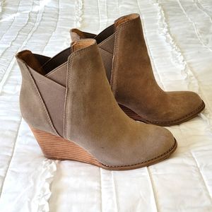 Lucky Brand Youse Wedge Boots Booties Tan Suede 8.5